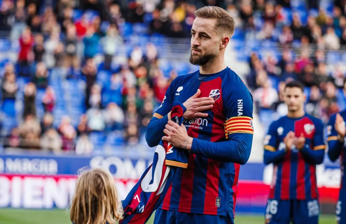 Jorge Pulido recoge la camiseta con el dorsal 300 por su tricentenario con el Huesca. 