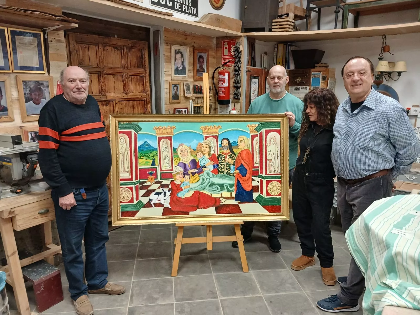 Marcelino Sesé con Javier Monsón y otros miembros de la Asociación Huesca, Cuna de San Lorenzo junto al cuadro de San Orencio y San Lorenzo