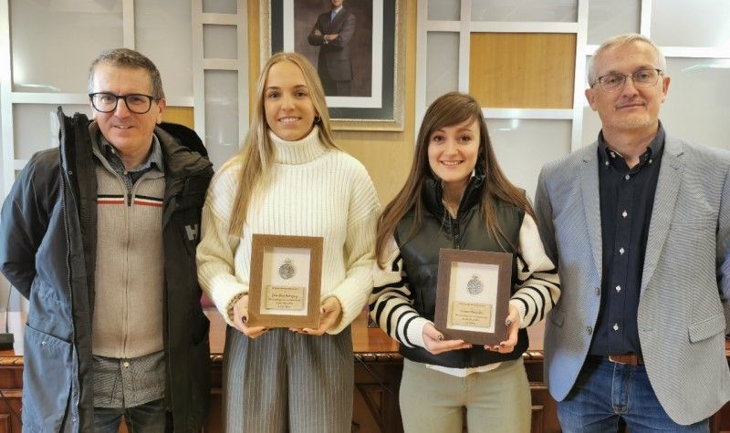 Celia Abad y Carmen Pérez muestra el reconocimiento del Ayuntamiento de Jaca.