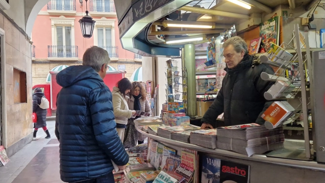 Los clientes llevan todo el día despidiéndose de Luis y de Pilar. Foto Myriam Martínez Los clientes llevan todo el día despidiéndose de Luis y de Pilar. Foto Myriam Martínez