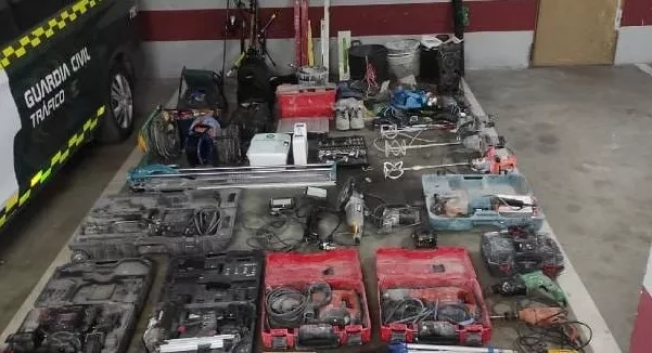 Material que incautó la Guardia Civil al autor de los diez robos Material que incautó la Guardia Civil al autor de los diez robos
