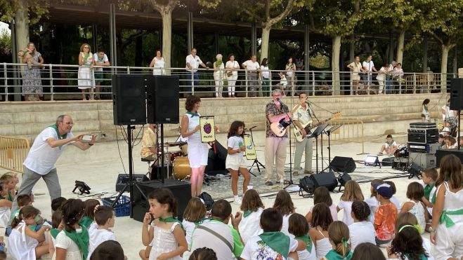 Kike Lera en una de sus canciones ayudado por el público asistente Kike Lera en una de sus canciones ayudado por el público asistente