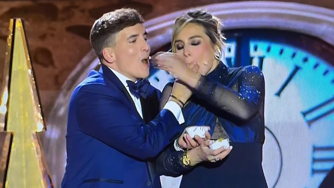 Xuso Jones y Sandra Barneda toman las uvas con el reloj de la iglesia de Sallent de fondo.