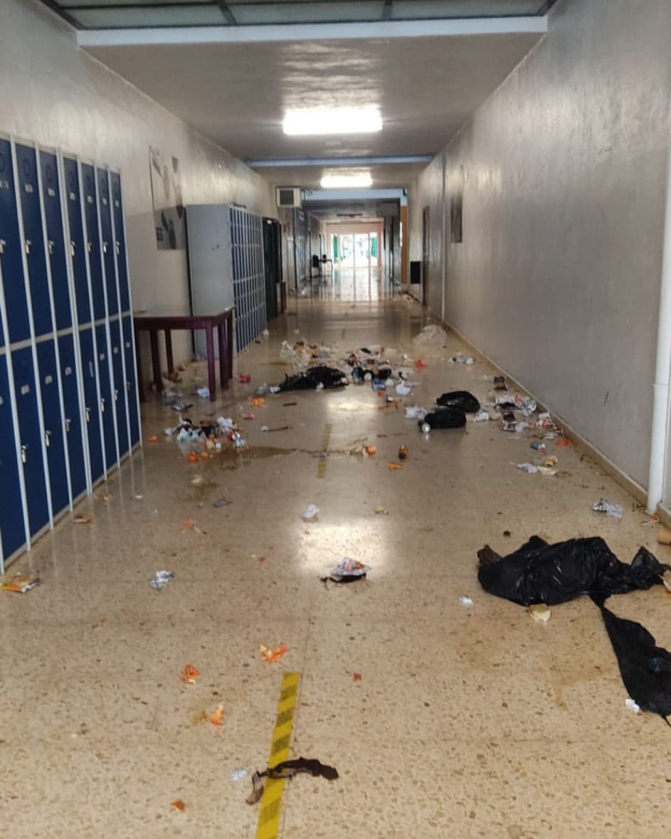 Suciedad acumulada en el IES Pirámide.