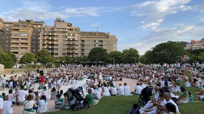 Numeroso público disfrutando del concierto de Kike Lera Numeroso público disfrutando del concierto de Kike Lera