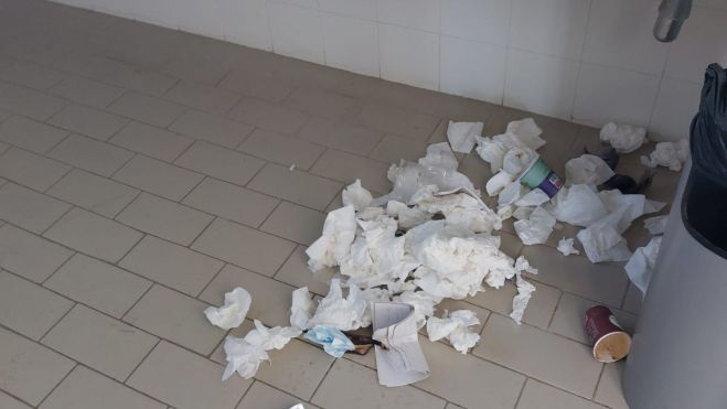 Suciedad acumulada en el IES Pirámide Suciedad acumulada en el IES Pirámide