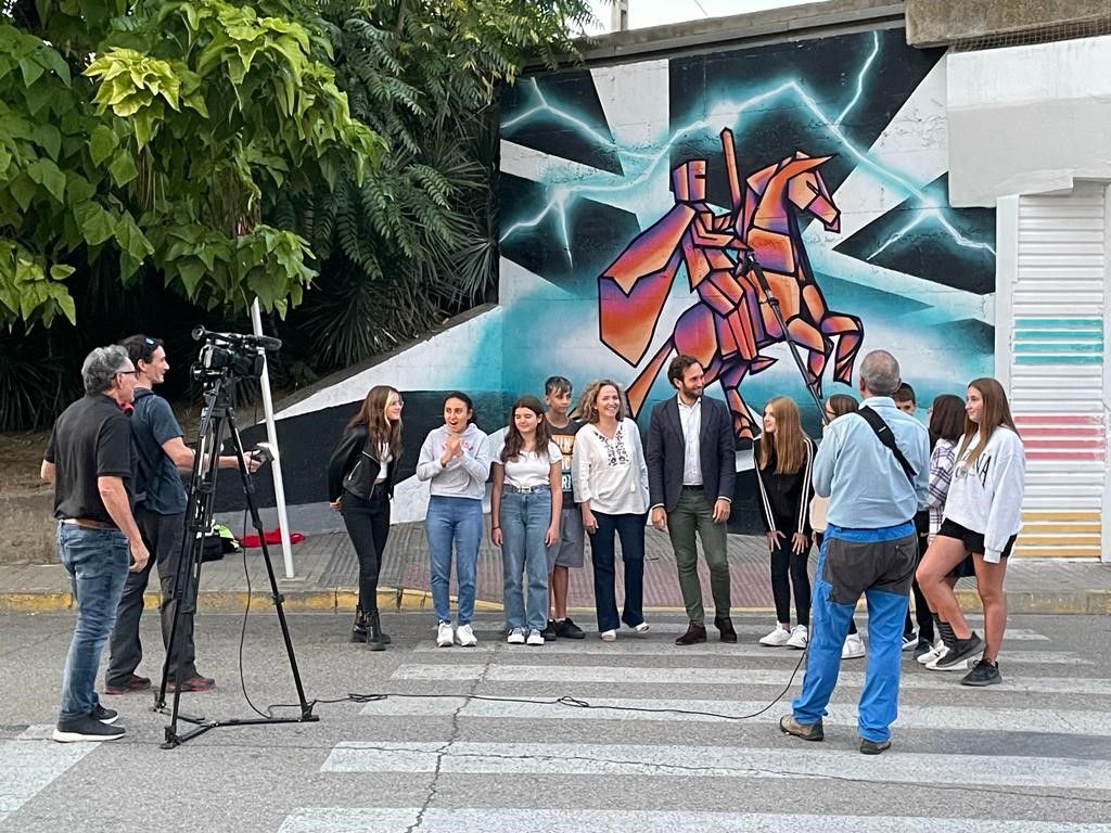 Miembros del Consejo de Infancia y Adolescencia de Monzón preparando el vídeo.