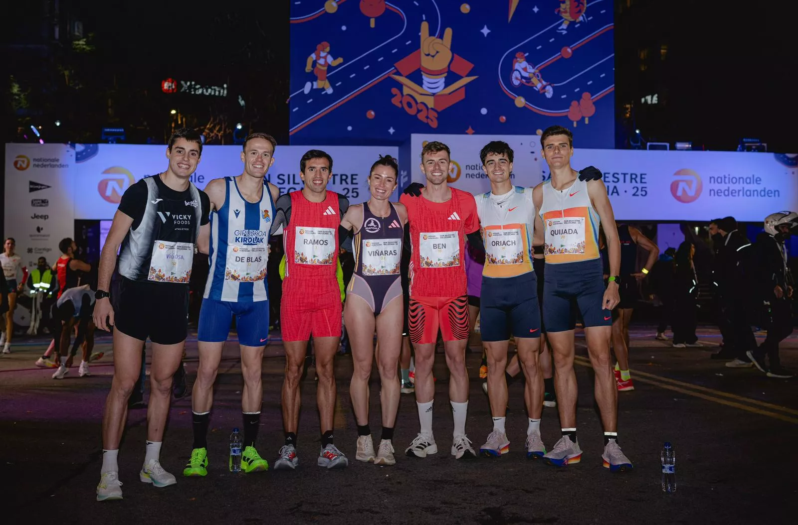 Pol Oriach, segundo por la derecha, con sus compañeros de entrenamiento en la San Silvestre Vallecana.