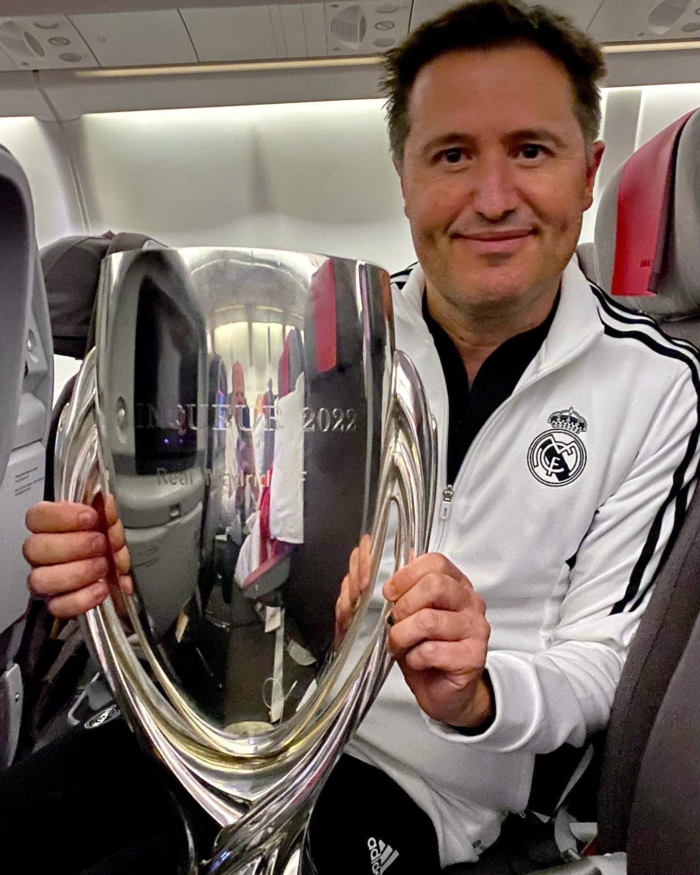 José Víctor Alfaro, esta madrugada con la Supercopa que ha conquistado el Real Madrid.