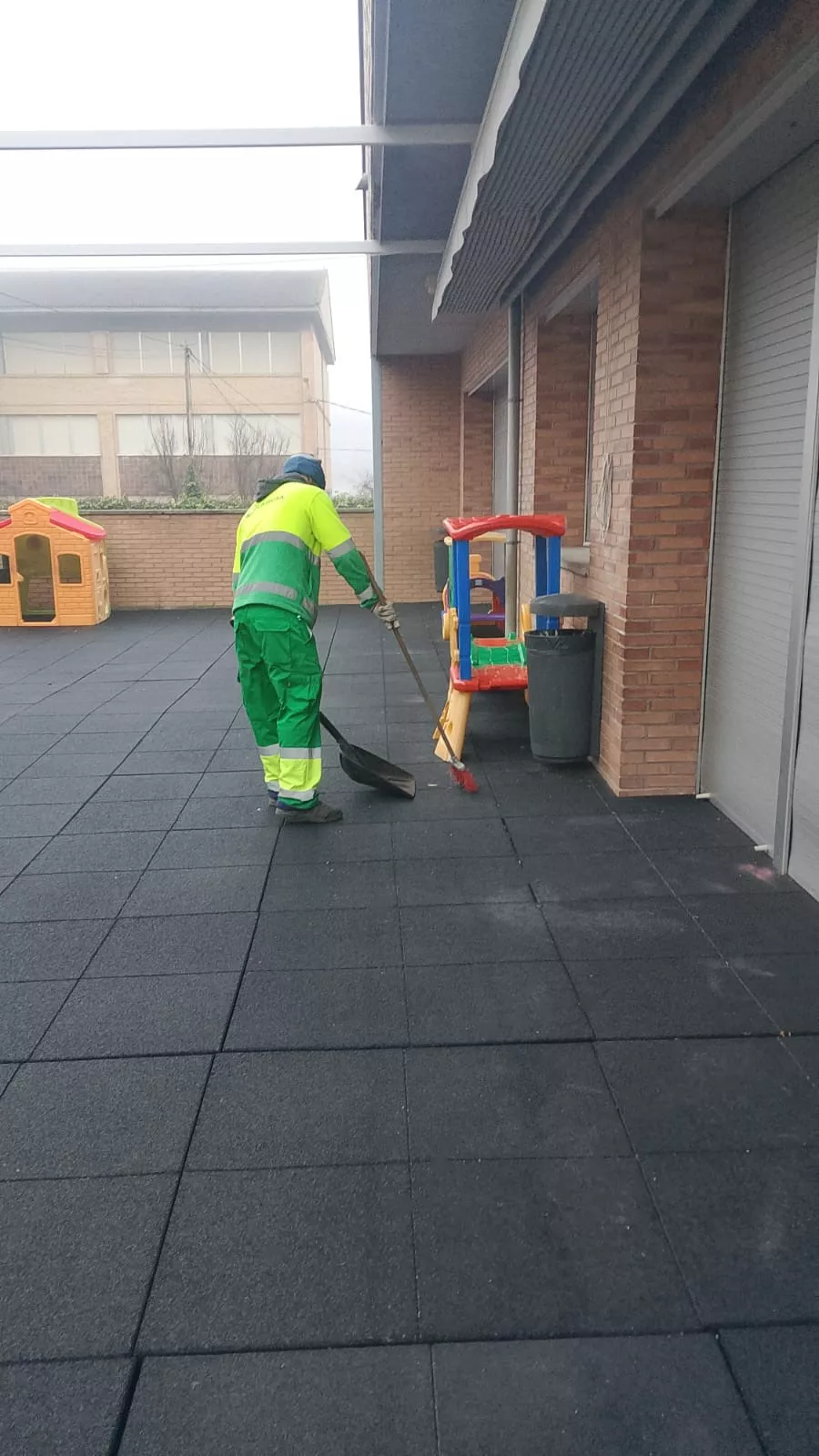 El Ayuntamiento actúa en los patios de los colegios públicos de Huesca