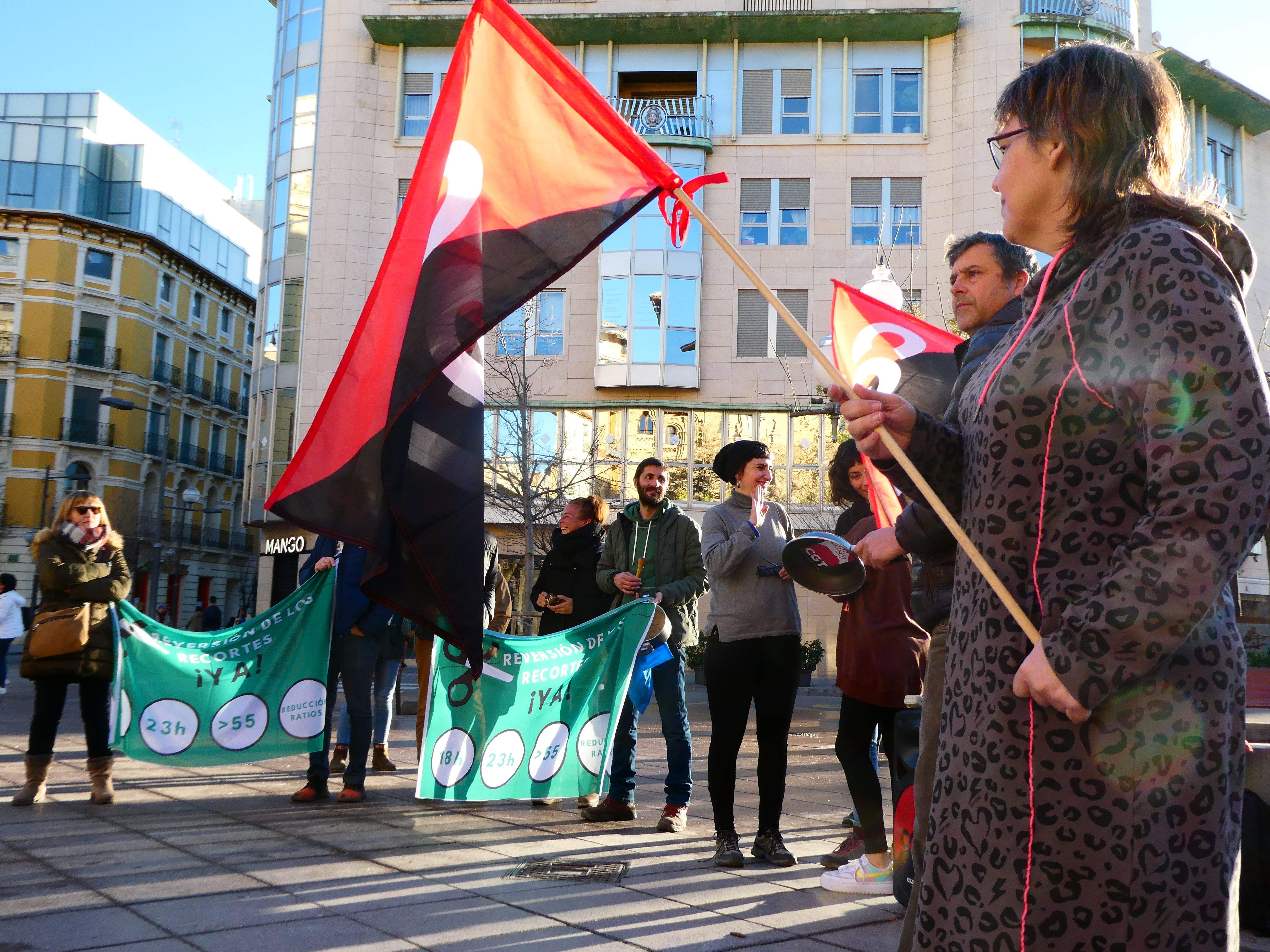 Cacerolada de CGT en la plaza de Navarra