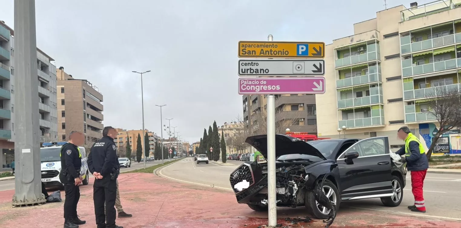Un despiste provoca un choque contra un poste en Huesca sin causar heridos.