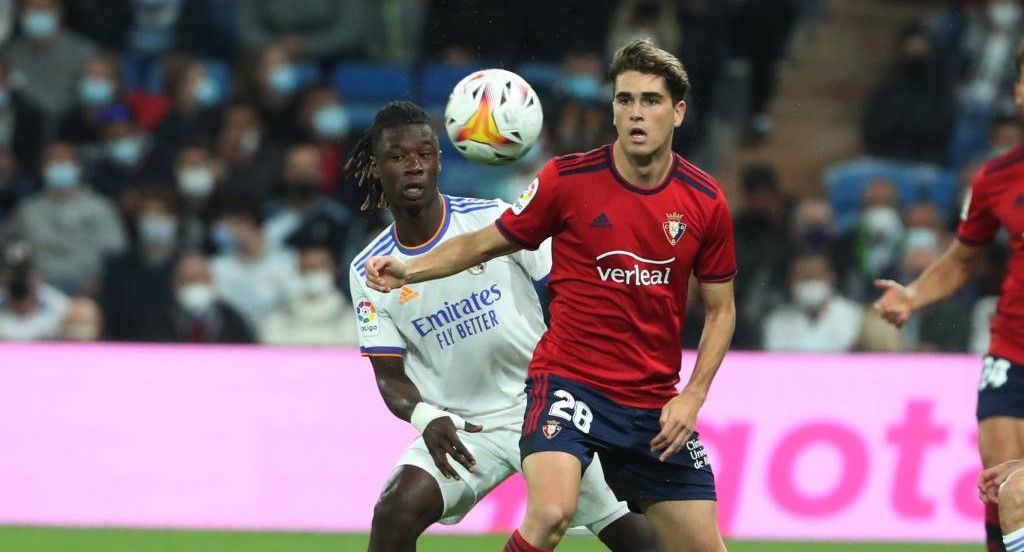 Javi Martínez, junto a Camavinga, en un partido con Osasuna en LaLiga. 