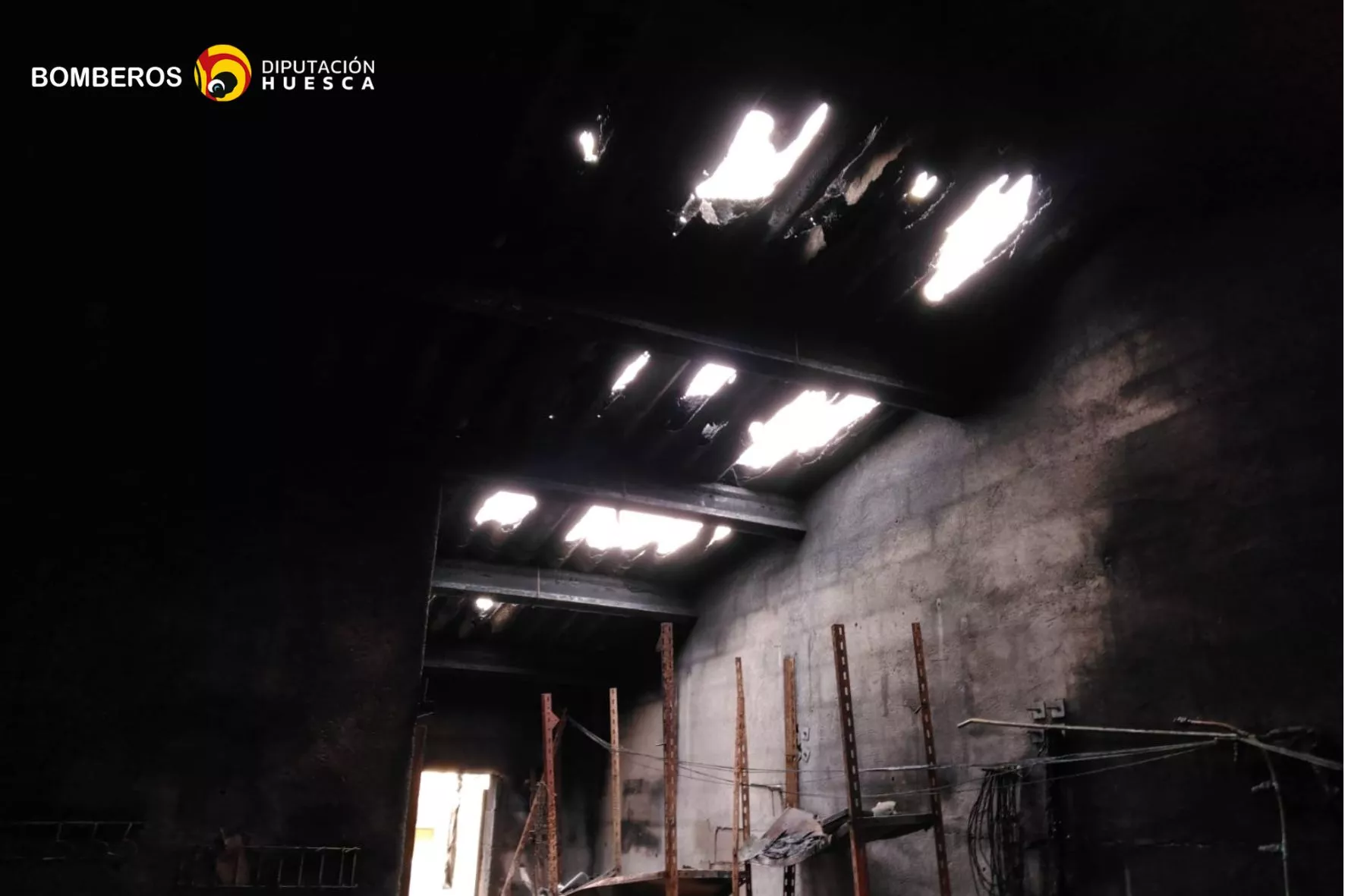 Techo de la granja de porcino de Caldearenas afectada por el fuego.