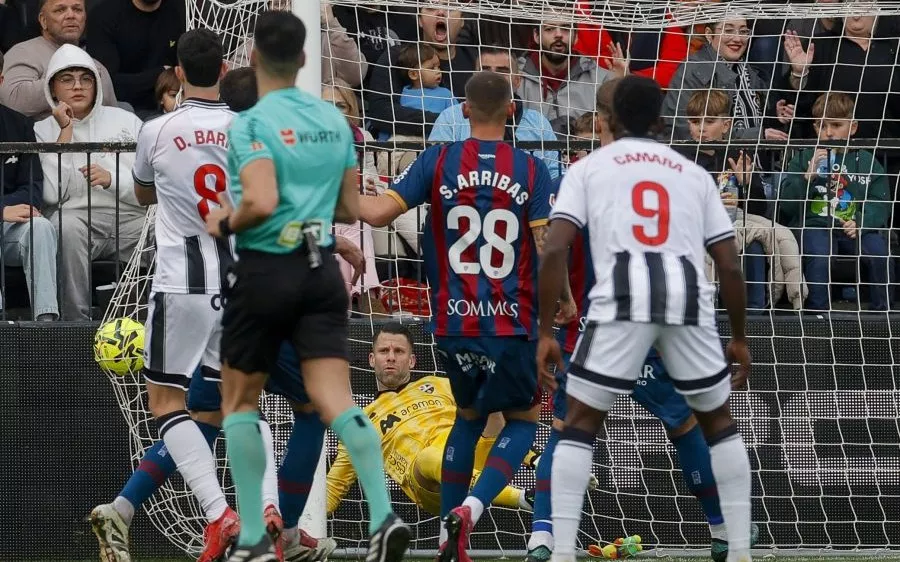 Momento del segundo gol del Castellón en el que Dani Jiménez llega a tocar el balón antes de que entre en su portería. Foto: LaLiga