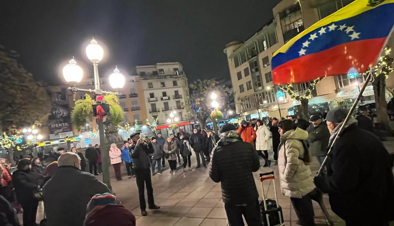 Concentración en Huesca tras la actuación de EEUU en Venezuela. Foto Mercedes Manterola