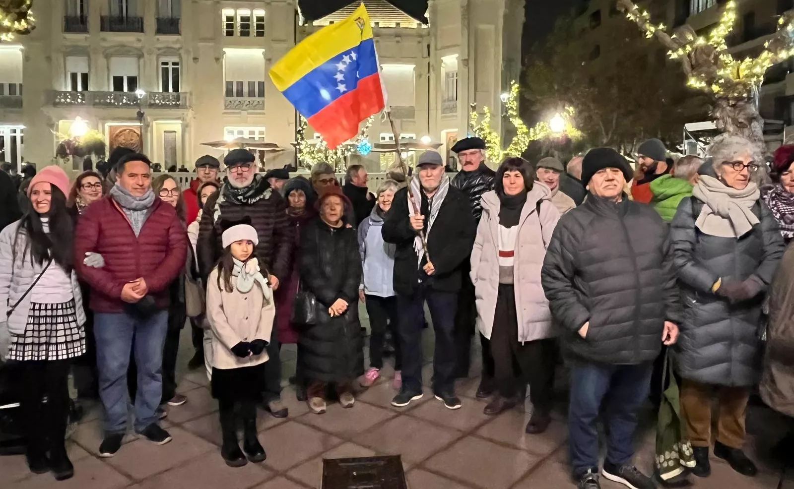 Concentración en Huesca tras la actuación de EEUU en Venezuela. Foto Mercedes Manterola