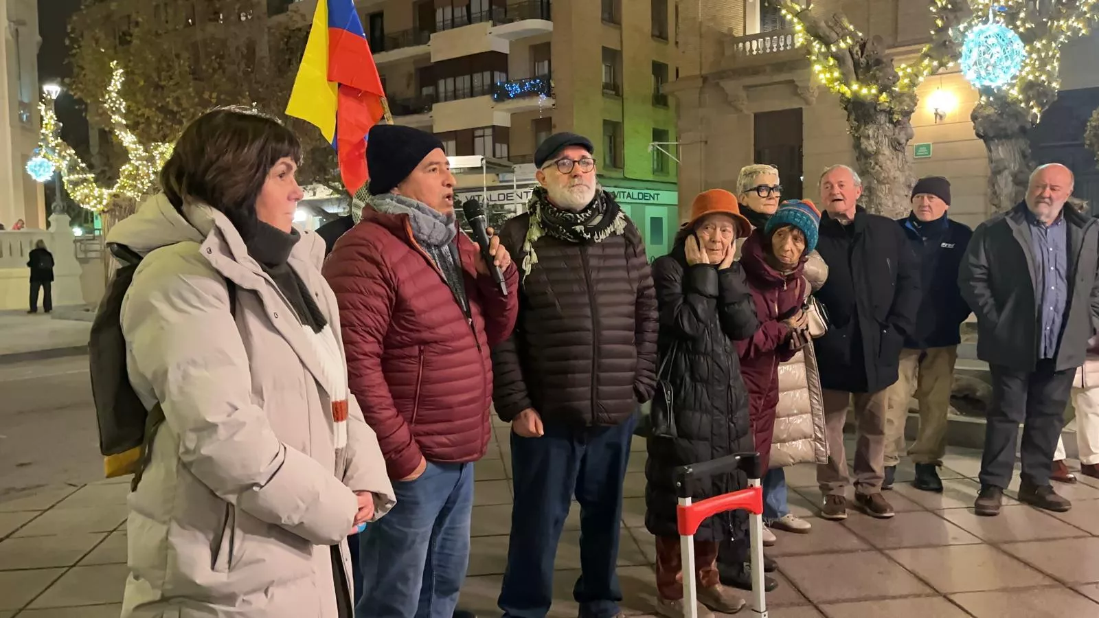 Concentración en Huesca tras la actuación de EEUU en Venezuela. Foto Mercedes Manterola