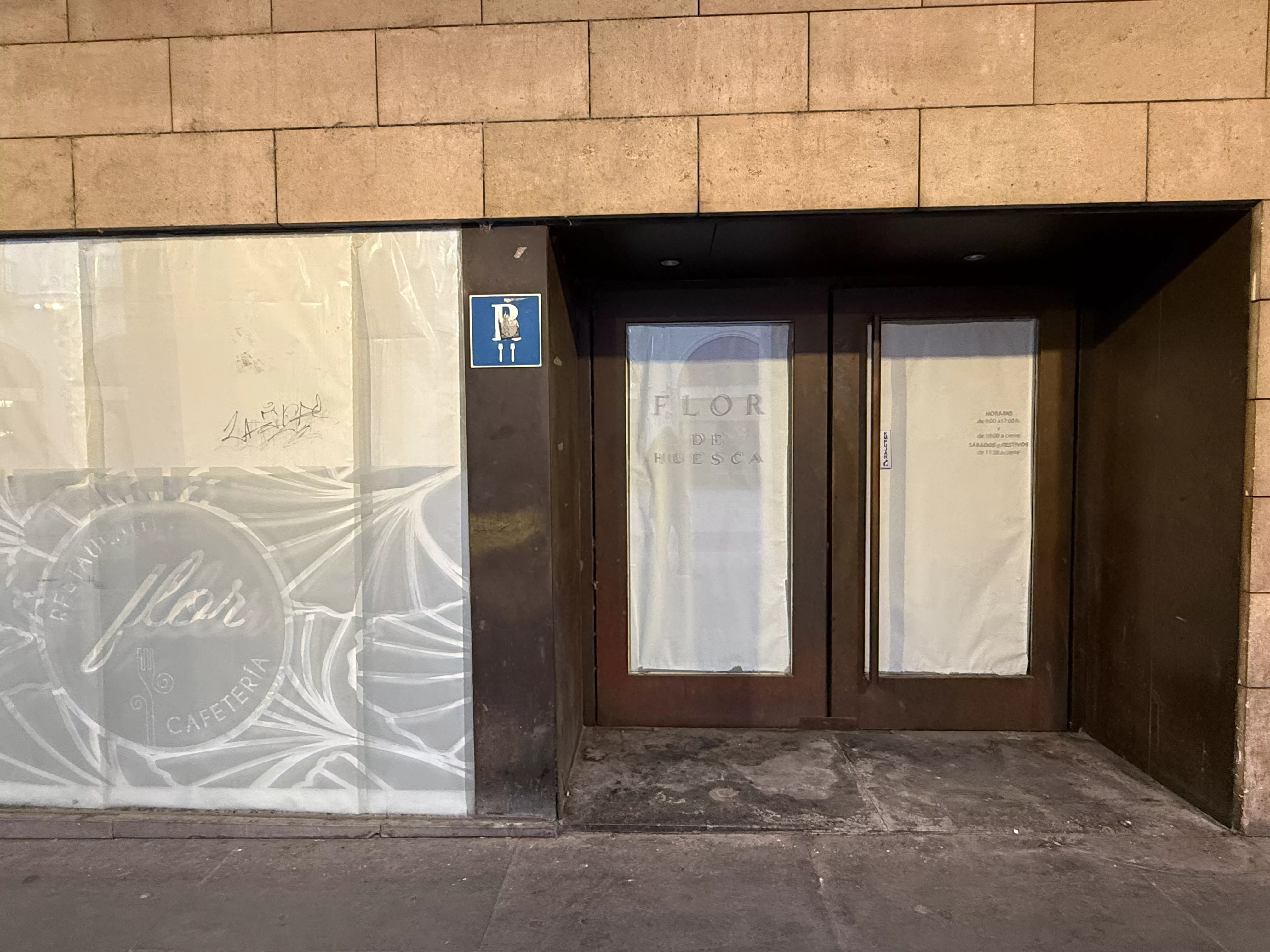 Entrada al antiguo Restaurante Flor de Huesca.