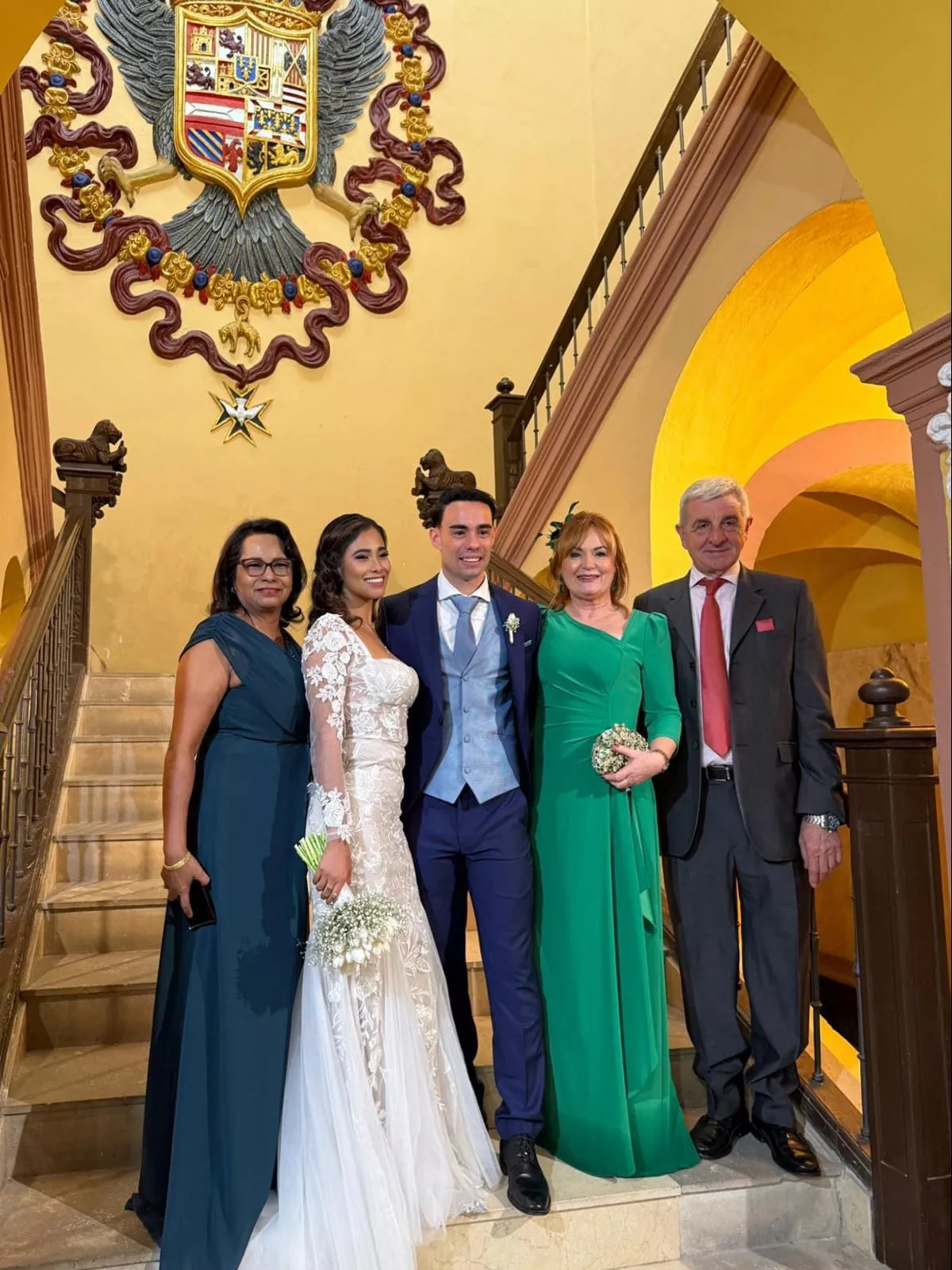 Pablo Gállego y Dayana Hernández, con sus familiares y el escudo imperial de fondo
