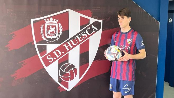 Javi Martínez, momentos previos a saltar al césped de El Alcoraz en su presentación. 