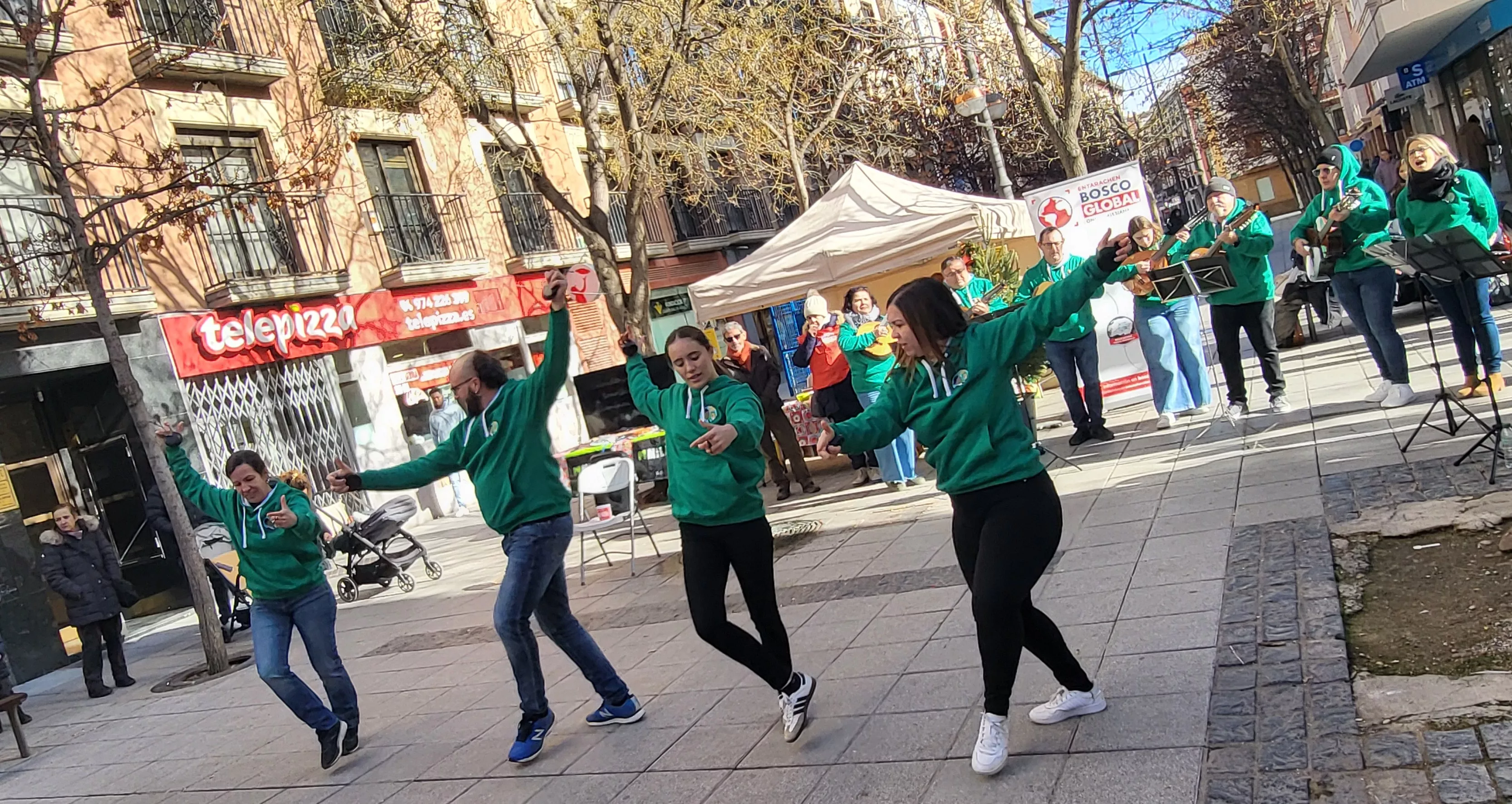 Actuación de Estirpe de Aragonia en el cierre de la campaña Luces por Etiopía. Foto Mercedes Manterola