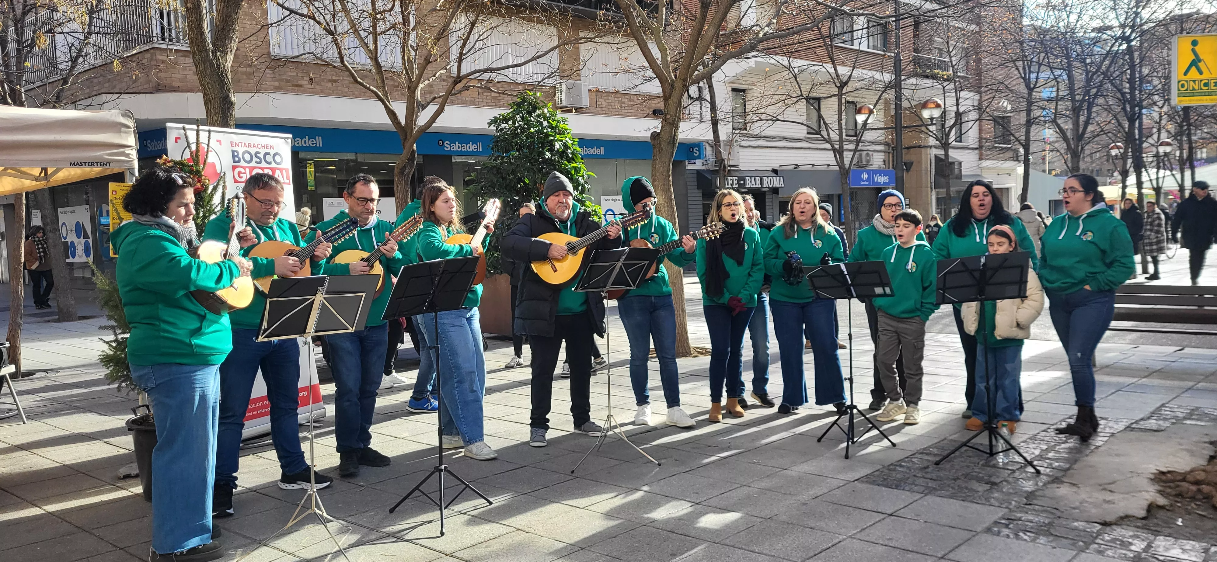 Actuación de Estirpe de Aragonia en el cierre de la campaña Luces por Etiopía. Foto Mercedes Manterola