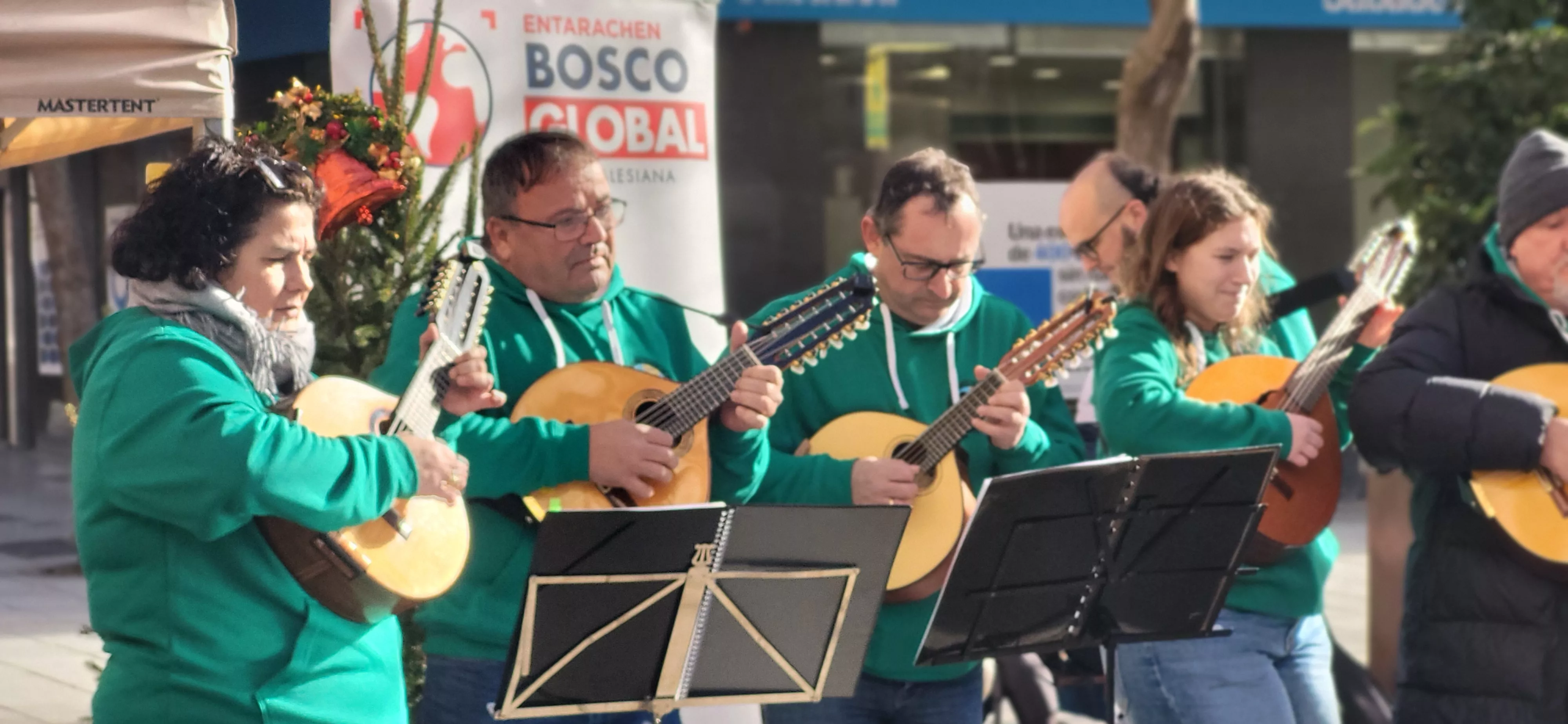 Actuación de Estirpe de Aragonia en el cierre de la campaña Luces por Etiopía. Foto Mercedes Manterola