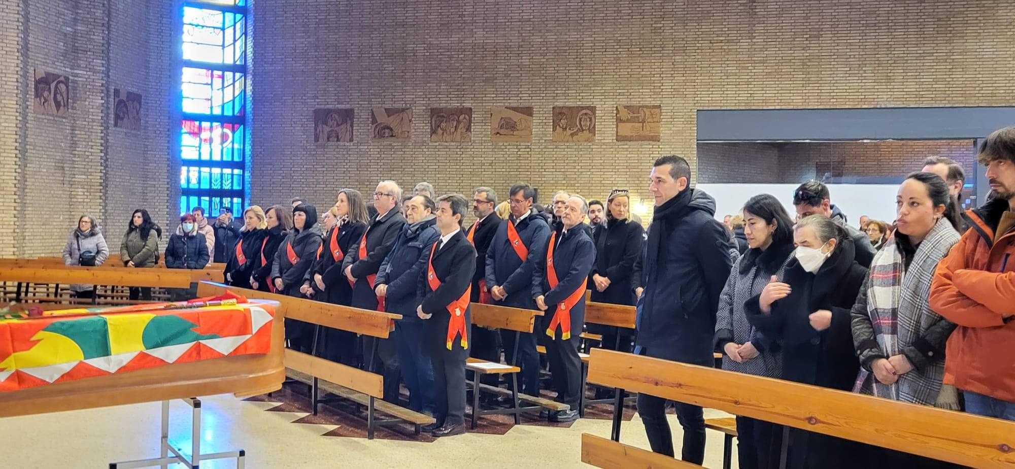 Familiares y la Corporación Municipal en la despedida de Huesca a Fernando Elboj.