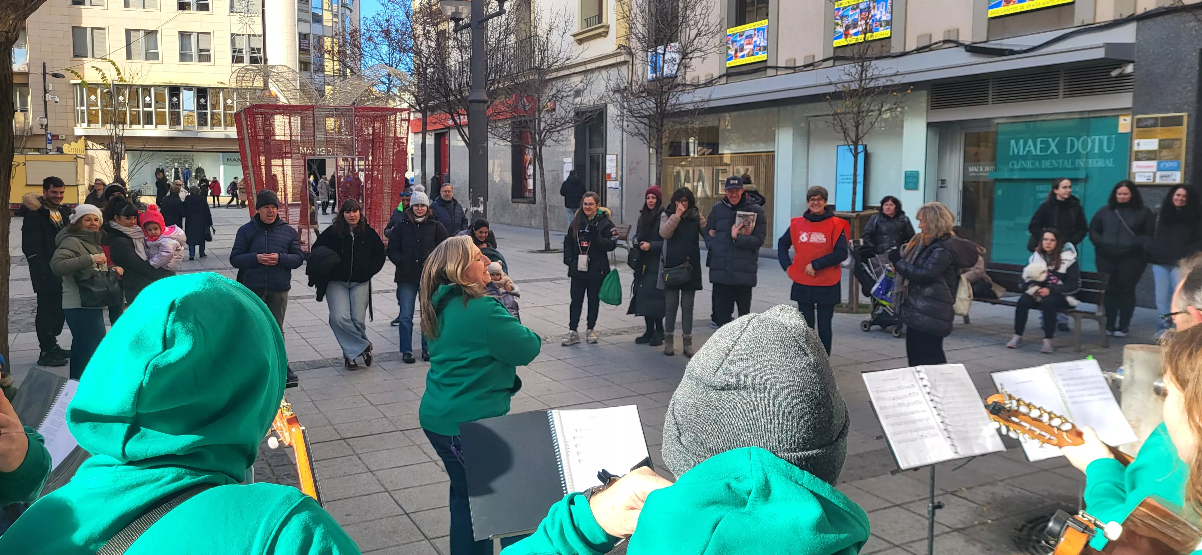 Actuación de Estirpe de Aragonia en el cierre de la campaña Luces por Etiopía. Foto Mercedes Manterola