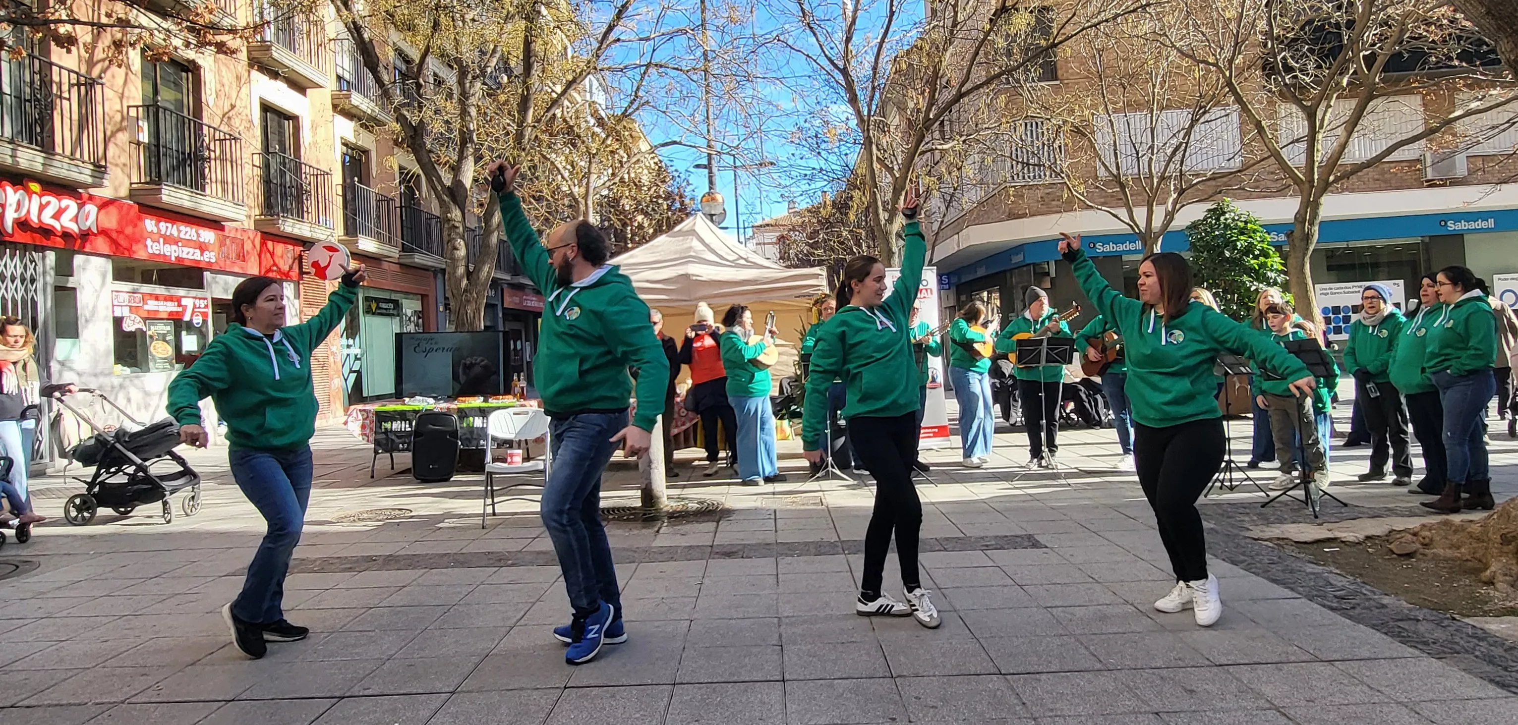 Actuación de Estirpe de Aragonia en el cierre de la campaña Luces por Etiopía. Foto Mercedes Manterola