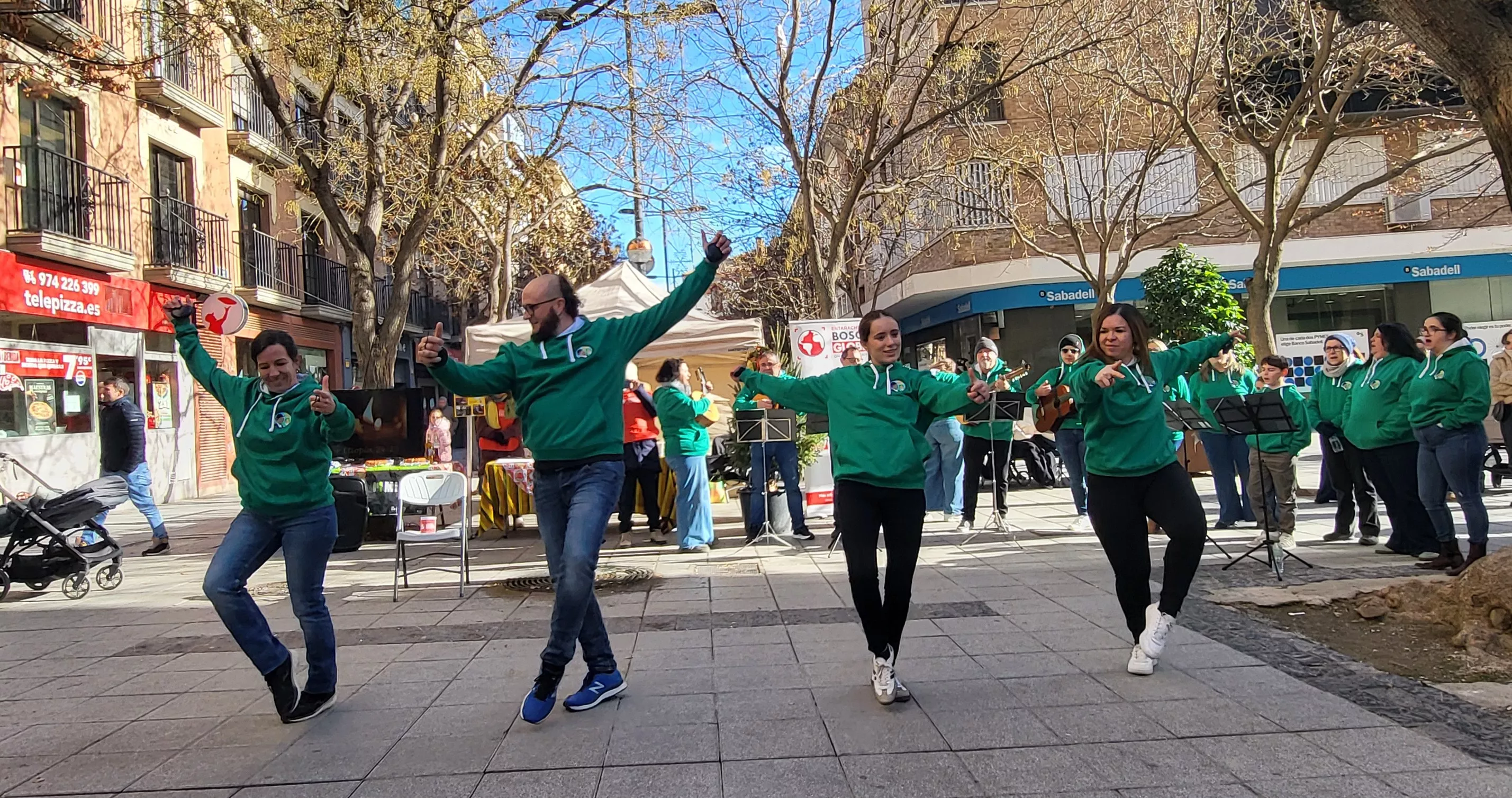 Actuación de Estirpe de Aragonia en el cierre de la campaña Luces por Etiopía. Foto Mercedes Manterola