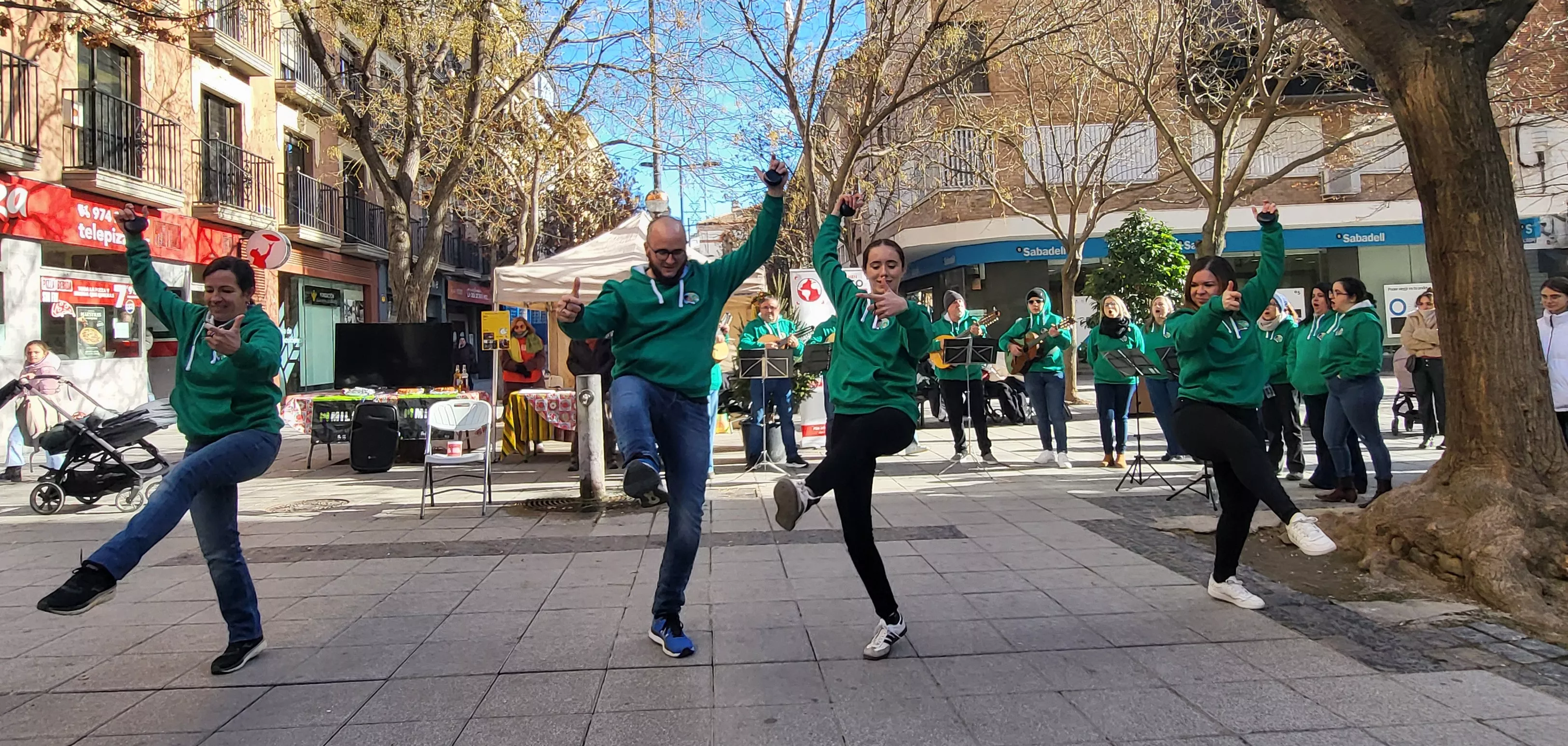 Actuación de Estirpe de Aragonia en el cierre de la campaña Luces por Etiopía. Foto Mercedes Manterola