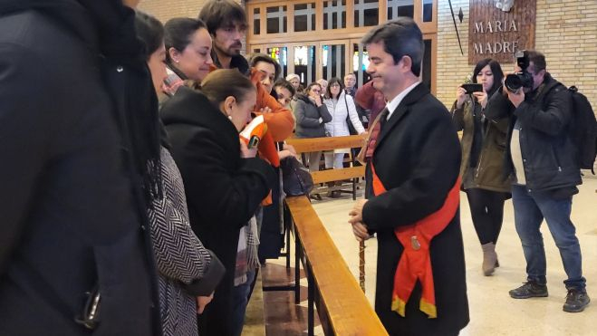 Felipe entrega la bandera de la ciudad a los familiares de Fernando Elboj. Felipe entrega la bandera de la ciudad a los familiares de Fernando Elboj.