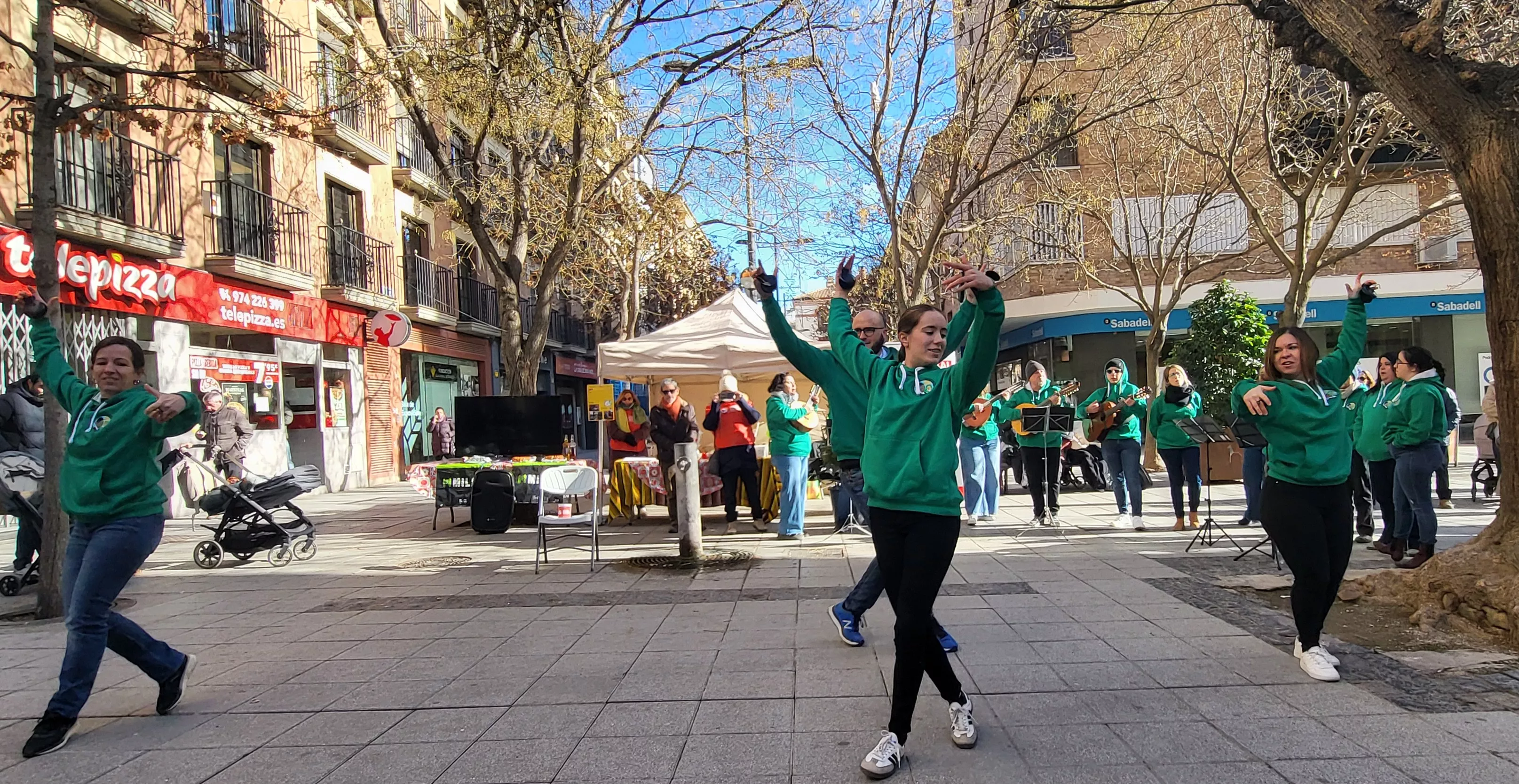 Actuación de Estirpe de Aragonia en el cierre de la campaña Luces por Etiopía. Foto Mercedes Manterola