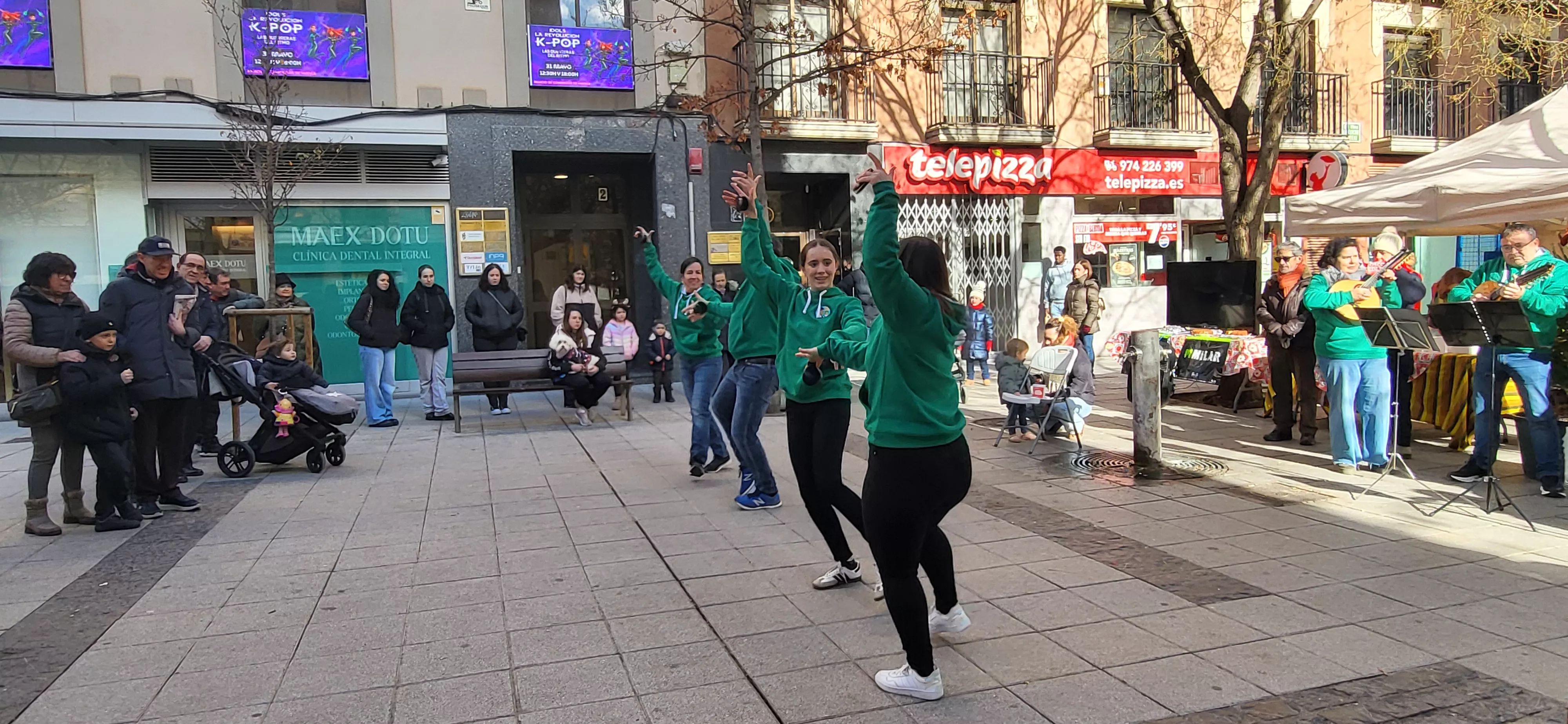 Actuación de Estirpe de Aragonia en el cierre de la campaña Luces por Etiopía. Foto Mercedes Manterola