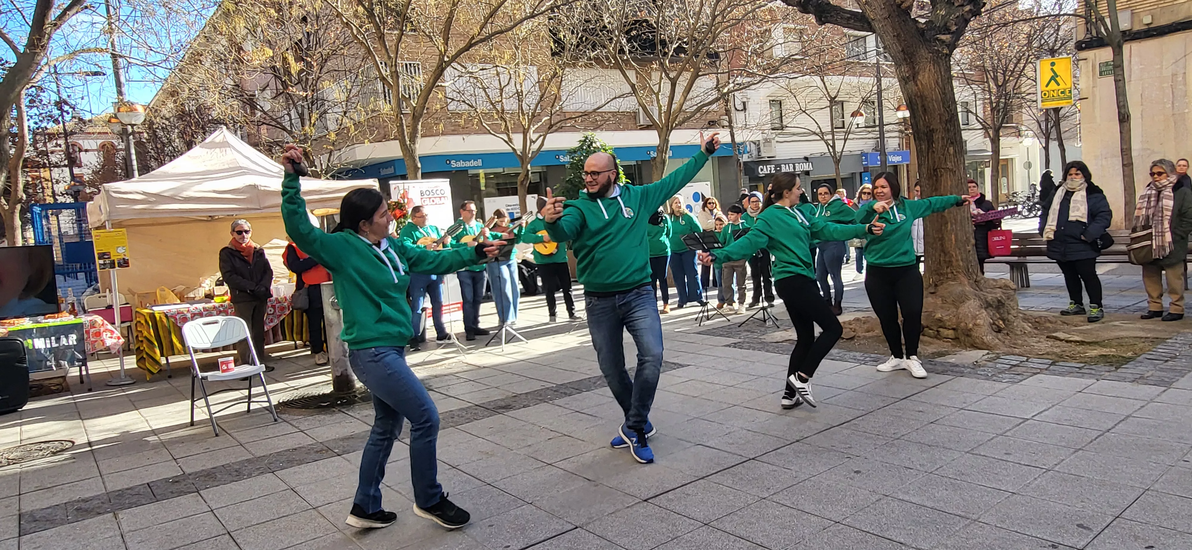 Actuación de Estirpe de Aragonia en el cierre de la campaña Luces por Etiopía. Foto Mercedes Manterola