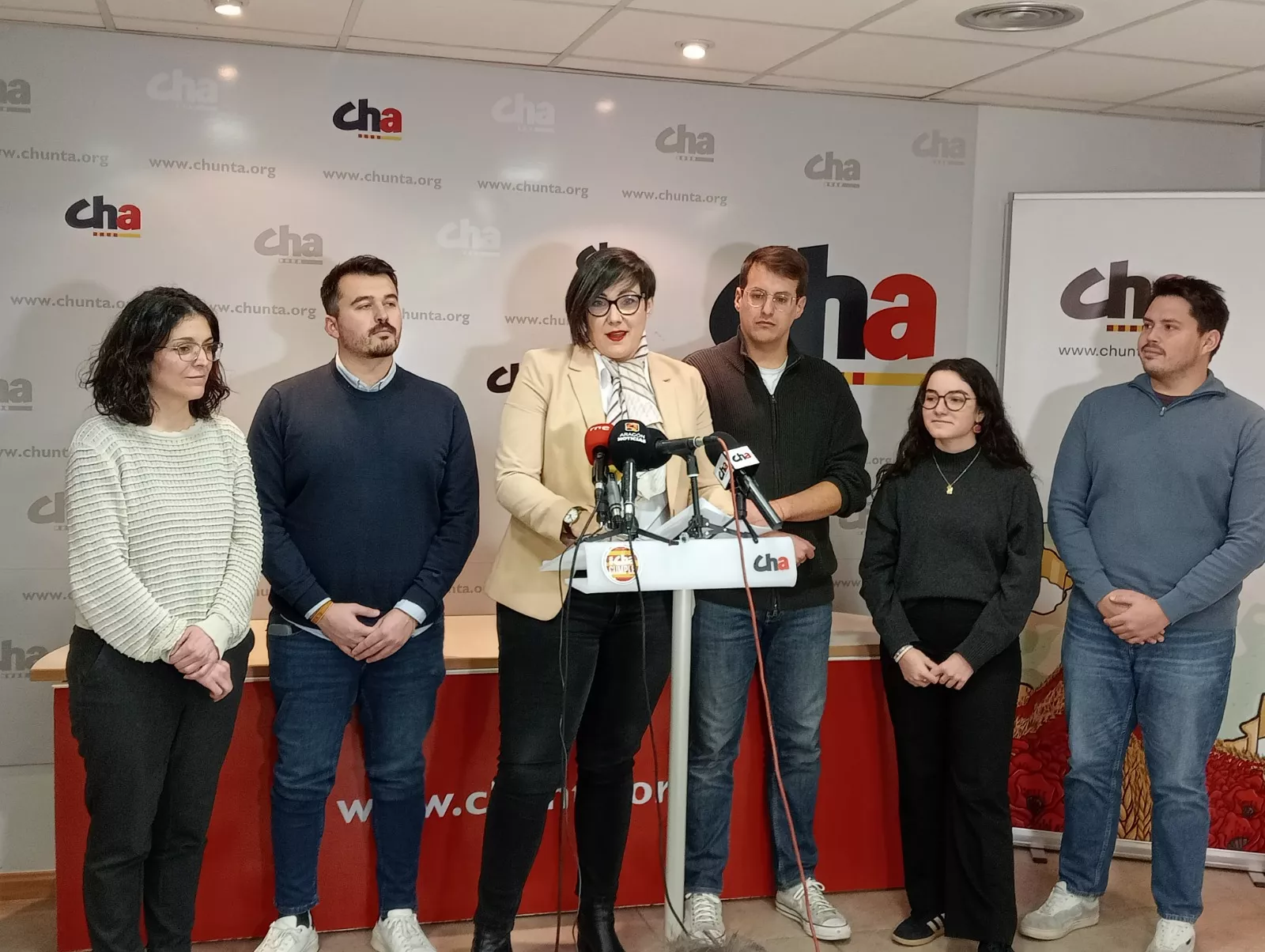 Villagrasa y miembros de la candidatura del CHA por el Alto Aragón, acompañados por Jorge Pueyo.