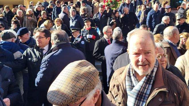 Imagen de la salida del multitudinario funeral en la iglesia de Santiago. Imagen de la salida del multitudinario funeral en la iglesia de Santiago.