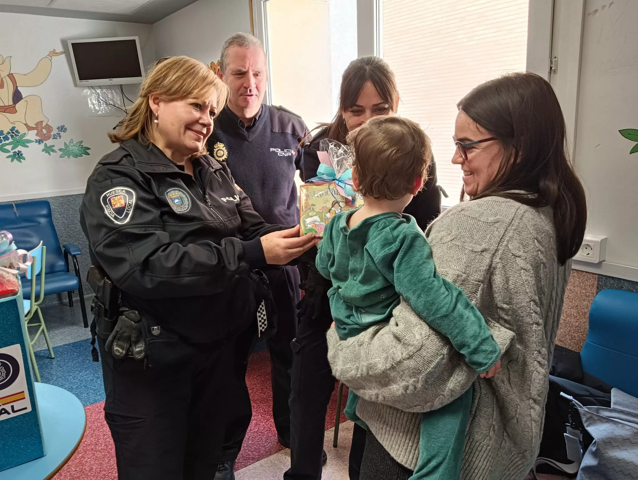 Agentes de la Policía Nacional y Local reparten regalos y renuevan el espacio de juegos para los niños hospitalizados