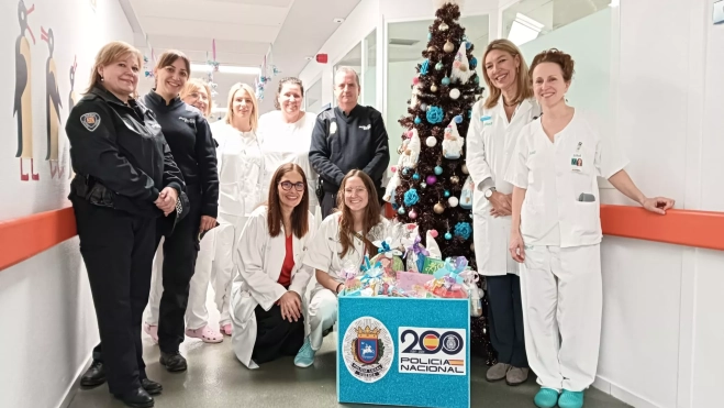 Agentes de la Policía Nacional y Local reparten regalos y renuevan el espacio de juegos para los niños hospitalizados.