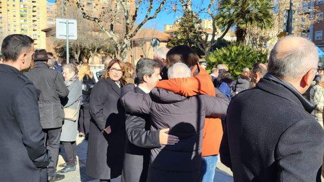 Abrazo de Luis Felipe, Adolfo Cajal y el hijo de Fernando Elboj. Abrazo de Luis Felipe, Adolfo Cajal y el hijo de Fernando Elboj.