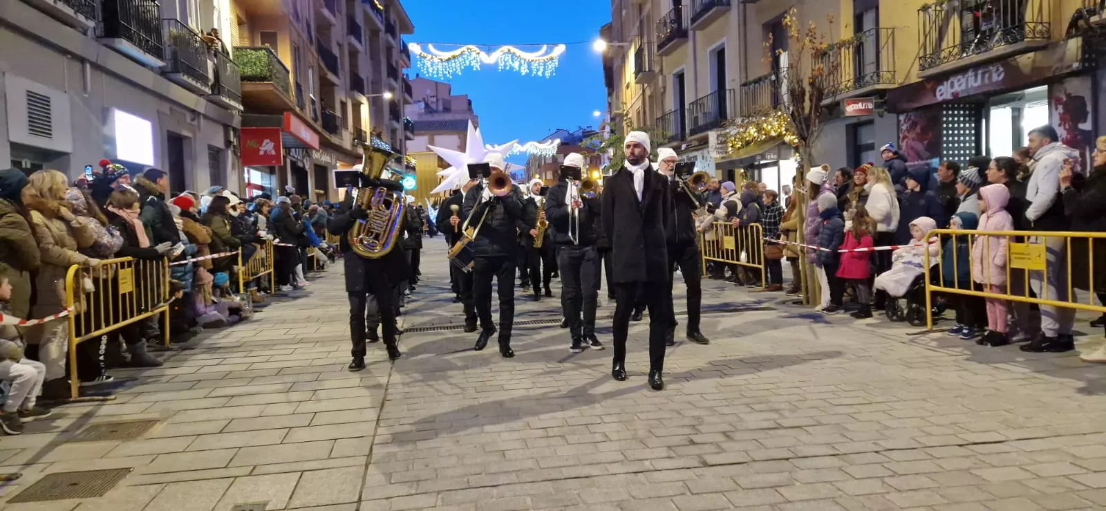 Cabalgata de los Reyes Magos en Huesca. Foto Myriam Martínez