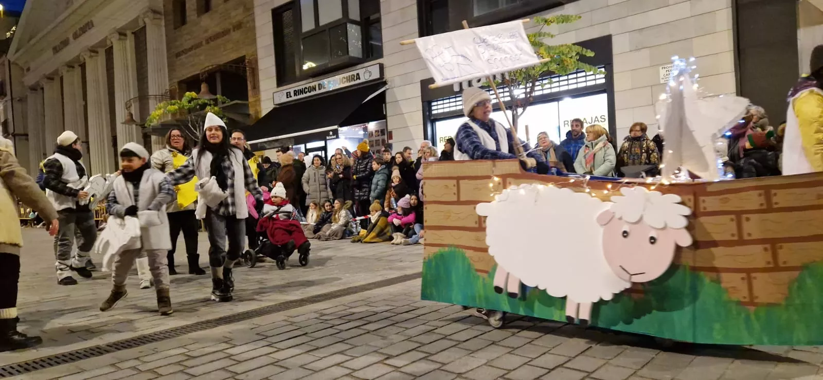 Cabalgata de los Reyes Magos en Huesca. Foto Myriam Martínez