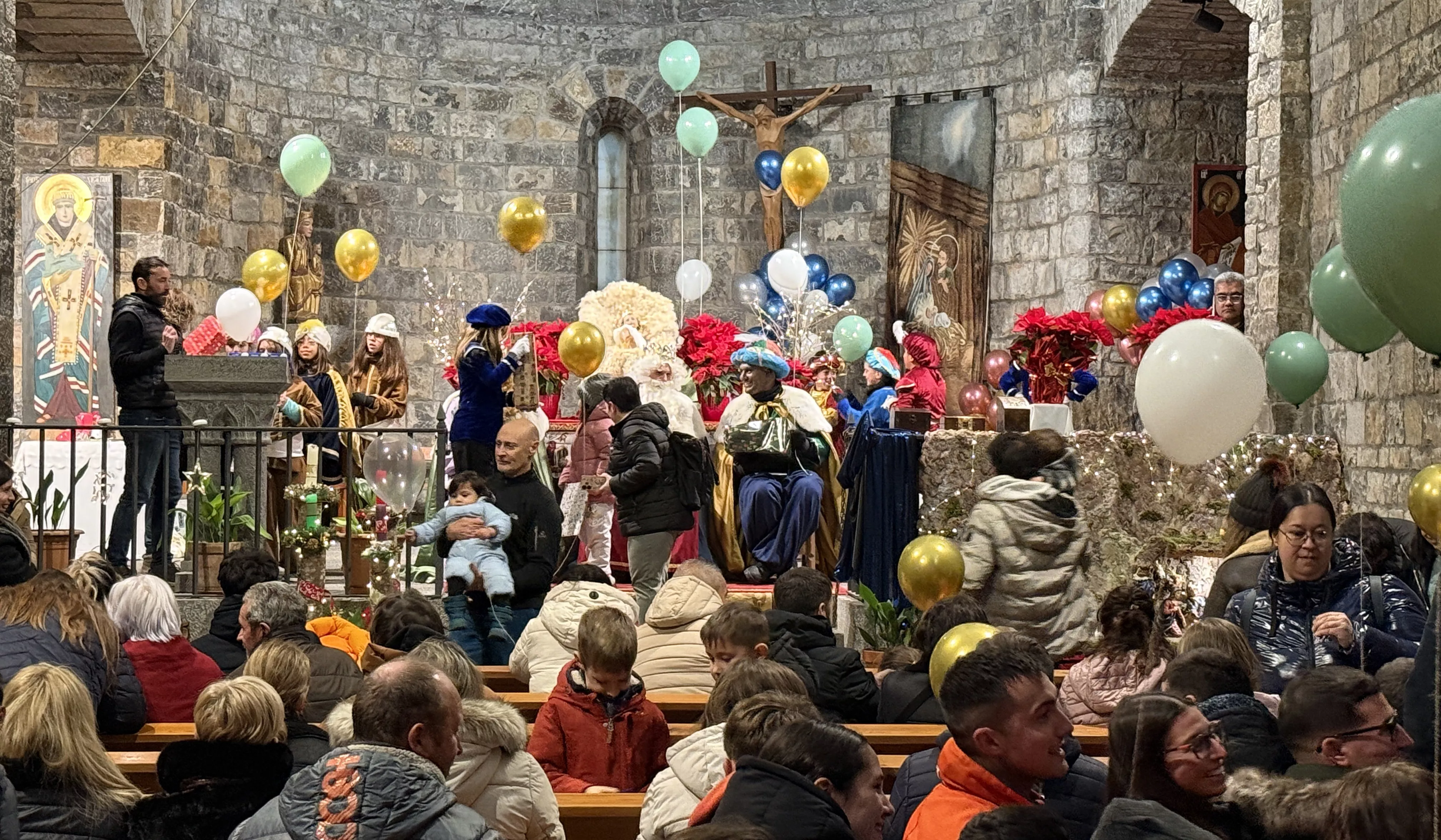 La iglesia a rebosar en el momento de la recogida de regalos. 