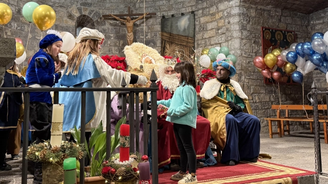 Niños y niñas de Aínsa reciben regalos en la iglesia