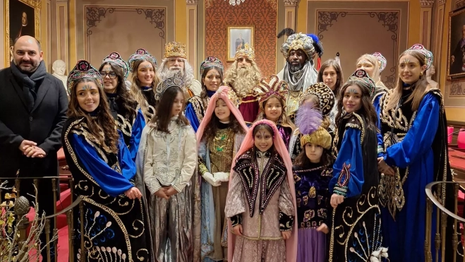 Los Magos y sus pajes en el Salón de Plenos de Barbastro