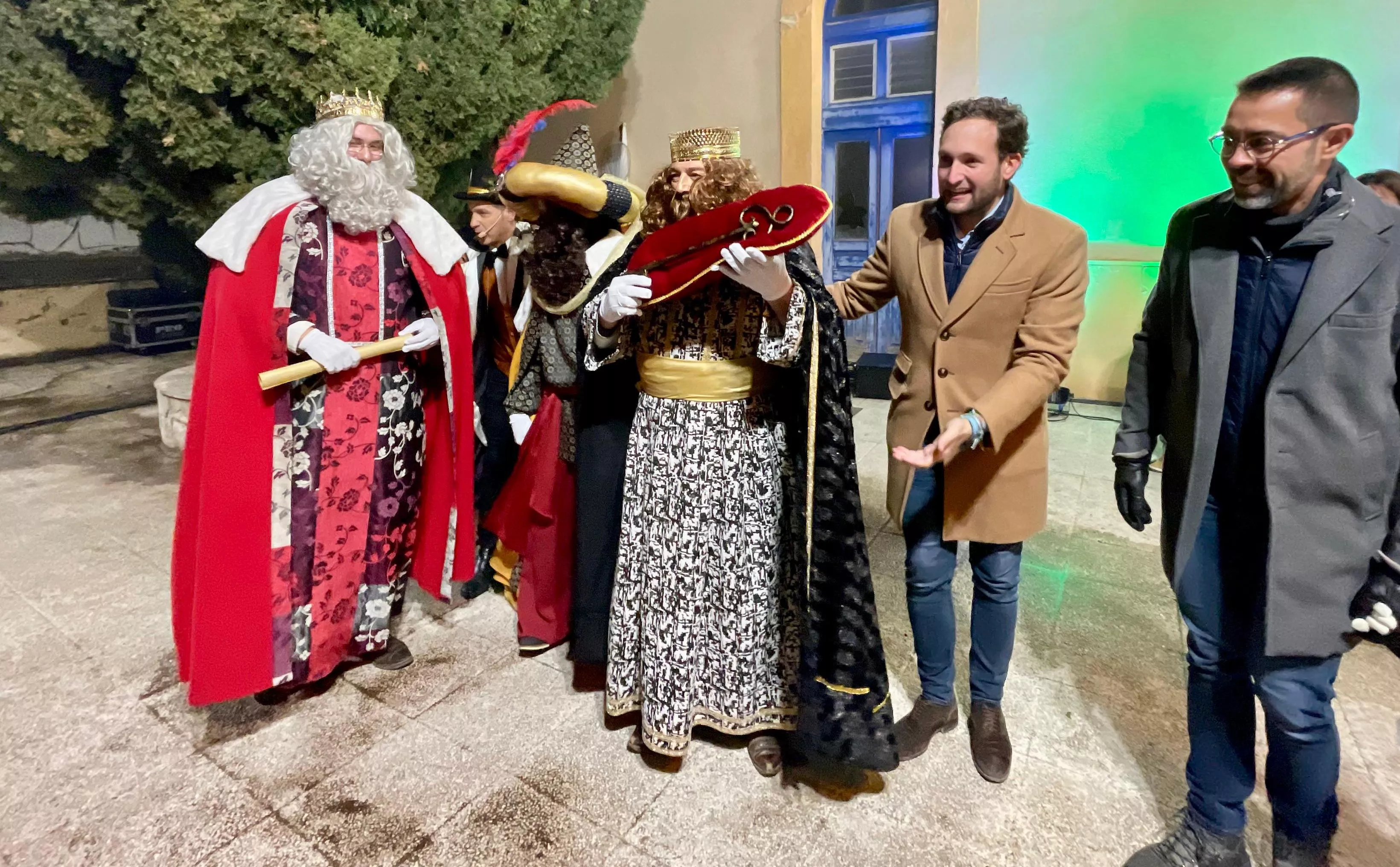 Isaac Claver hace entrega de la llave de la ciudad a los Reyes Magos.