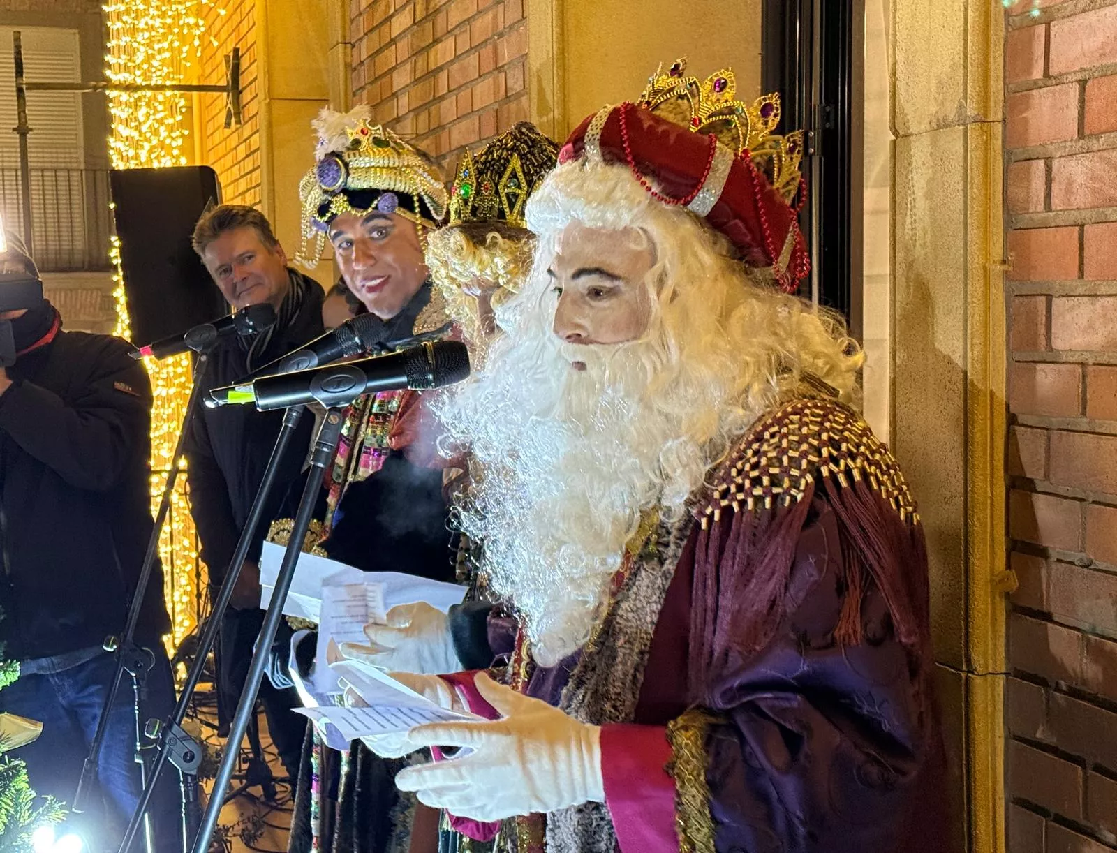 Melchor, Gaspar y Baltasar en el balcón del Ayuntamiento de Fraga