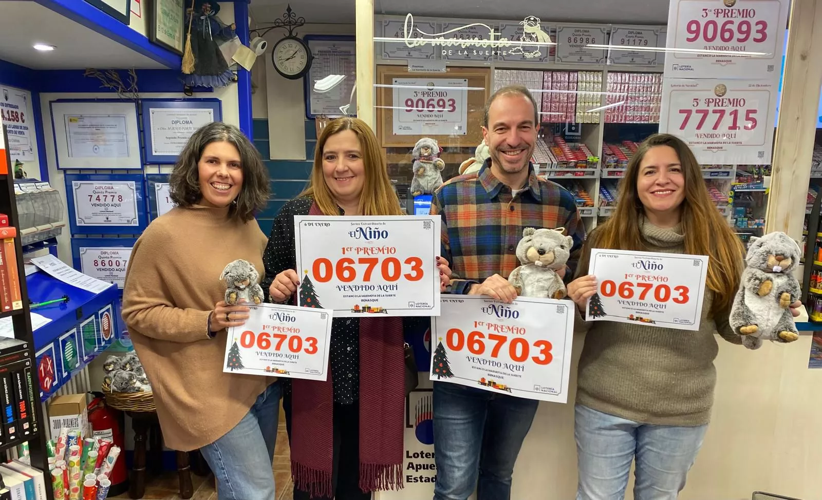 Los integrantes de La Marmota de la Suerte de Benasque lucen el primer premio de la lotería del El Niño.
